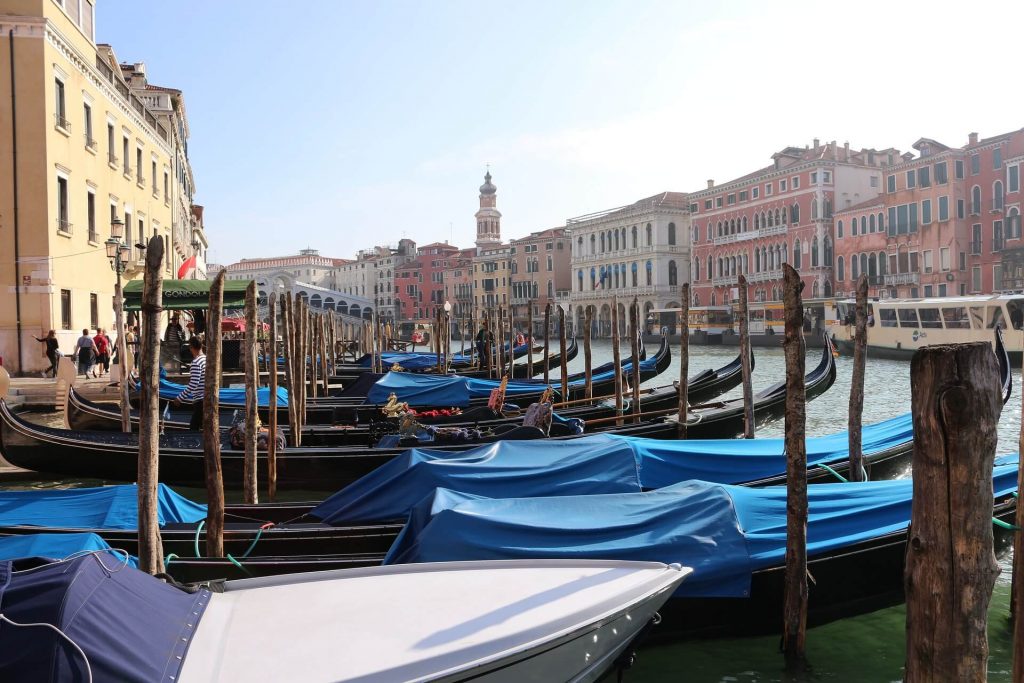 L'incantevole paesaggio urbano di Venezia, Italia, con una gondola tradizionale.