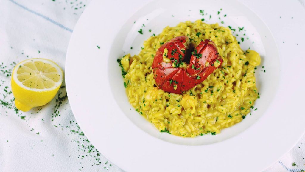 Un delizioso piatto di risotto alla milanese, un piatto di riso cremoso infuso con lo zafferano, che mette in mostra la gastronomia italiana